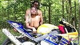 Don Whoe fute dur cutia Ninei Rivera afară pe motocicleta sa snapshot 12