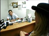 Junges blondes küken sunrise adams hat hardcore-sex im büro snapshot 3