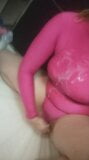 Gioco con un dildo e plug in doccia con body in spandex rosa e sperma snapshot 3