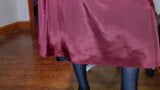 ब्लैक लिक्विड सैटिन हाफ स्लिप के साथ लाइन में खड़ा बरगंडी पार्टी ड्रेस snapshot 9