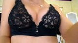 Sexy schwarze Dessous-Strümpfe des Brunette, die auf Webcam necken snapshot 5