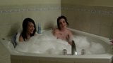 Des étudiantes lesbiennes prennent un bain snapshot 1