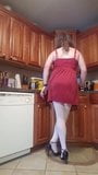Flirty Sissy Kathyyes neckt in der Küche snapshot 2