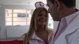 Dojrzała pielęgniarka uwielbia penetrację odbytu! snapshot 4
