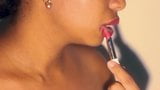 Sexy lippen die van dichtbij met haar rode lippenstift spelen snapshot 8