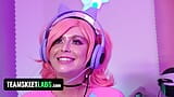 Gamer girls leana lovings &krissy knight recebem suas xoxotas suculentas fodidas enquanto jogam - TeamSkeet snapshot 4