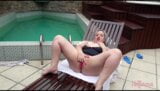 Sexo con madrastra en la piscina snapshot 3