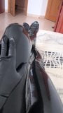 J'adore caresser mes jambes en latex brillantes snapshot 5