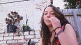 Harige brunettes Evette is naakt in de tuin snapshot 4