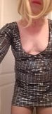 Sissy crossdresser dans une nouvelle robe sexy snapshot 10