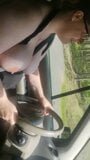 Une grosse MILF de Sandy aux gros seins conduit une voiture snapshot 2