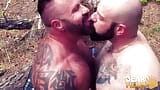 BEARFILMS un intenso sesso a tre all'aperto senza preservativo con orsi arrapate snapshot 2