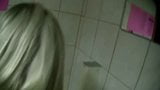 Blonde MILF Emma fickt Fremden im Badezimmer snapshot 16