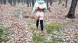 Chica exhibicionista se desnuda en el bosque de otoño snapshot 10