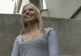 Blonde babe toont haar tieten en trekt af voor geld! snapshot 7