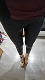 Sissy dans un legging mouillé et des bas énervée snapshot 1