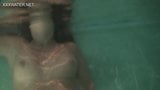 Слегка волосатая тинка Ольга Кукурузина мастурбирует в бассейне snapshot 9