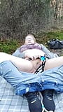 穿着牛仔裤的胖熟女单人表演，在户外户外的自然小径上玩肥硕的阴户 snapshot 10