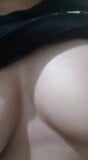 Mujer sexy muestra tetas y coño al repartidor snapshot 5