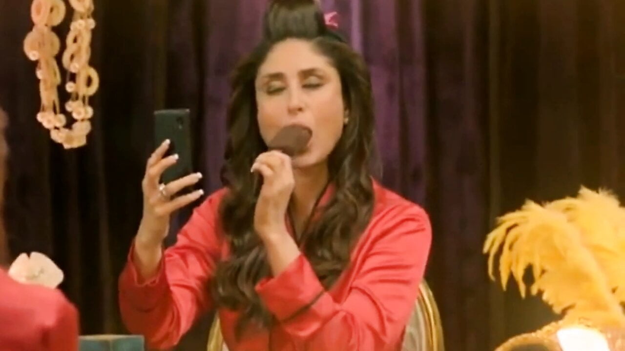 Η Kareena Kapoor ρουφάει παγωτό