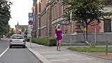 Crossdresser pendant une promenade dans le centre-ville snapshot 1