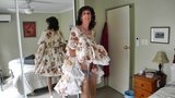 Crossdresser michelle jugando en vestido floral snapshot 9