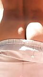 O minionă dreaptă care își arată bucile în aer liber snapshot 10