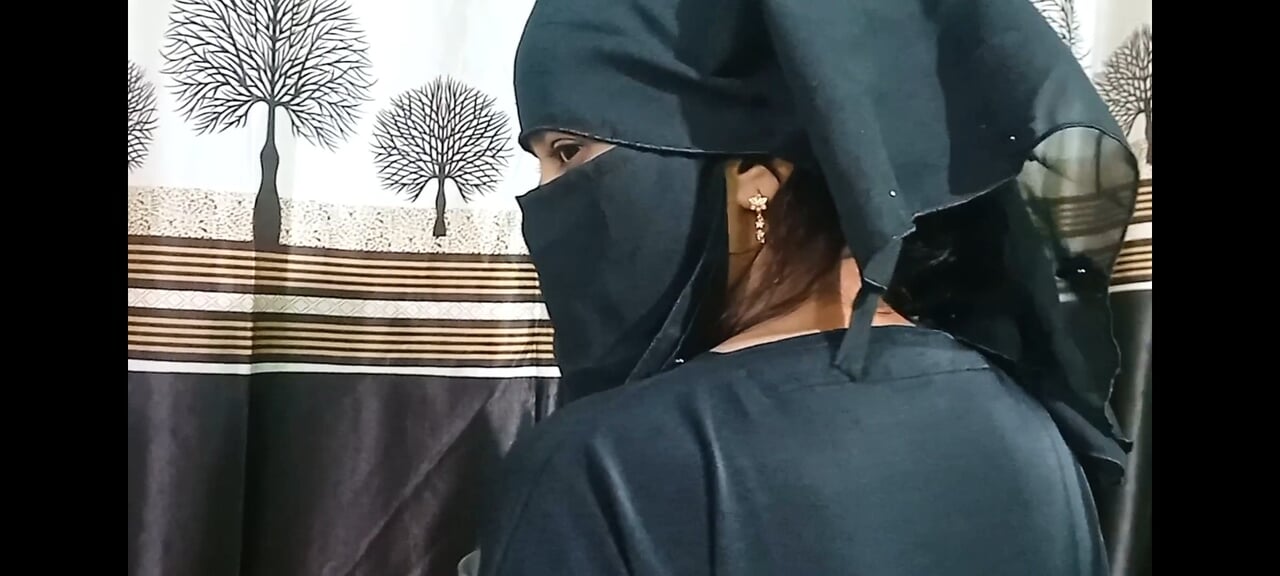 Ein schönes muslimisches mädchen in einer burkha, die sexy und heiß sieht, wird von einem jungen hart gefickt