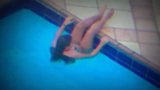 Donna che gioca in piscina con getti snapshot 7