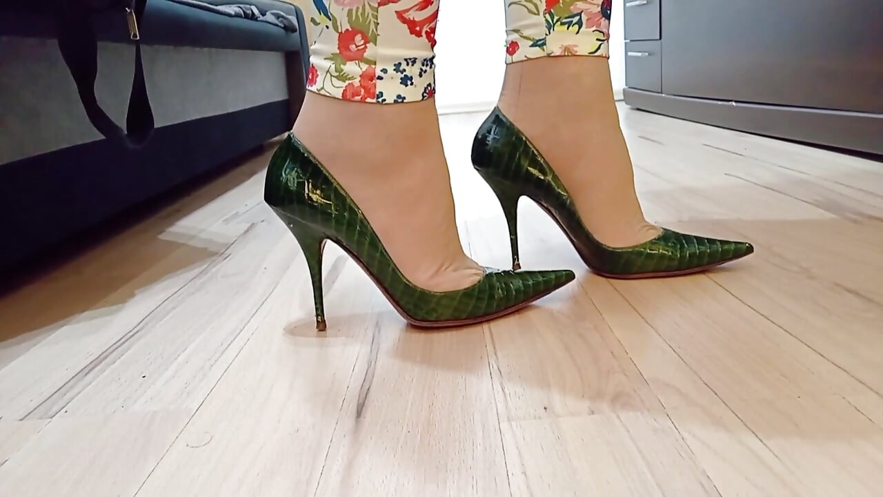 Transvestiert in sexy Schlangenleder spitze zehen casadei high Heels pumps