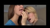 Zunge lutscht Holly und Lily snapshot 10