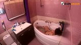 yakalandı seksi komşu içinde the banyo ve fucks (oral seks) snapshot 2