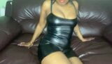 Zwarte godin in latex snapshot 1