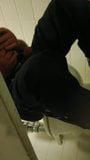 Papi spielt mit seinem Schwanz auf der öffentlichen Toilette snapshot 12