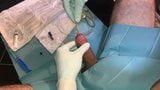 Première insertion douloureuse d’un cathéter dans le trou de pipi - éjaculation snapshot 10