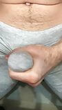 Klaarkomen in een legging! Ik masturbeer mijn lul en het sperma sijpelt door een grijze legging! close-up snapshot 13