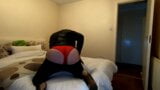 Kelly cd en leggings negros de pvc jugando y corriéndose en el dormitorio snapshot 8