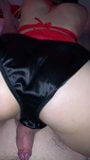 Gros cul dans une culotte en satin noir snapshot 1