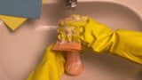 Gorąca gospodyni myje dildo po swojej cipce snapshot 5