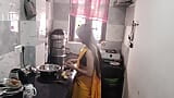 Bhabhi caliente tiene sexo en la cocina snapshot 1