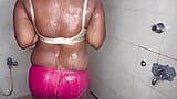 Une adolescente mallu se baigne et se fait masser les seins snapshot 4