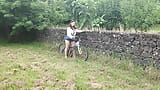 Peituda estudante ExpressiaGirl fode e goza em uma bicicleta em um parque público! snapshot 16