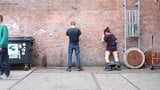 Ein Girl und 2 Typen pissen an die Wand! snapshot 7