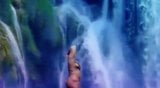 Desi naken vid vattenfallet snapshot 5