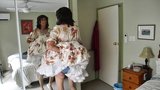Crossdresser michelle jugando en vestido floral snapshot 5