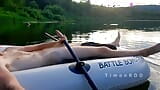 Un mec hétéro jouit puissamment en faisant du rafting sur la rivière snapshot 14