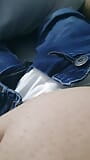 Stiefmutters hand rutscht unter die jeans des stiefsohns, berührt seinen schwanz snapshot 9