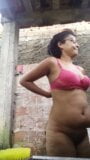 MILF morena no banho snapshot 4