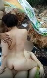 Hotwife bermain dengan 2 orang asing di pantai bogel snapshot 1