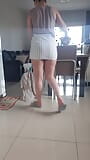 Membersihkan rumah dengan rok mini tanpa celana dalam snapshot 1